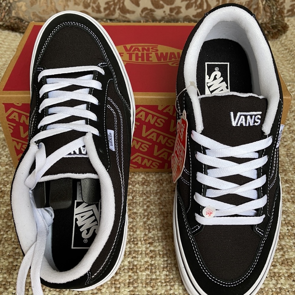 Vans Bearcat Black/White Men’s Bearcat
Black/White
VN000DT2BZW
Sneakers - Picture 12 of 16